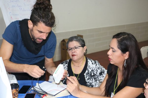 Juan Carlos Dell’Occhio, specialista in educazione inclusiva, collega la tecnologia assistiva del Click4All durante la formazione a docenti del Dipartimento di Sonsonate, El Salvador.