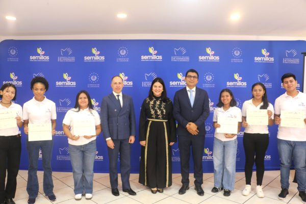 Entregan reconocimientos a los jóvenes becarios del proyecto Semillas en San Salvador