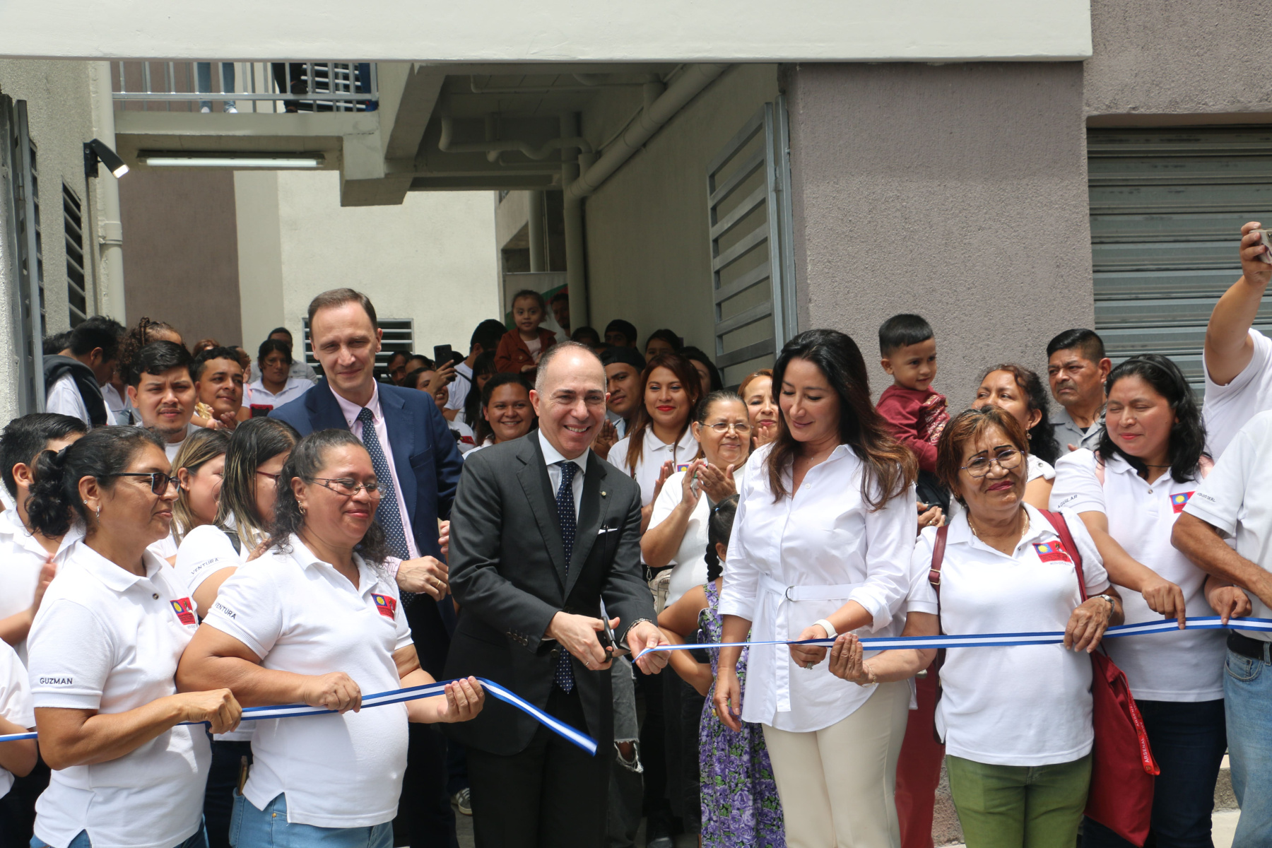 Ambasciatore d’Italia e Ministra dell’Edilizia consegnano appartamenti a 40 famiglie